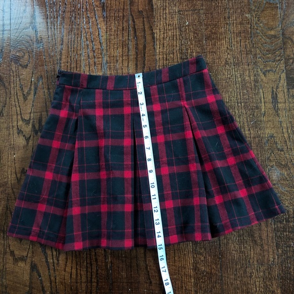 Black and red plaid pleated mini skirt - Picture 4 of 4
